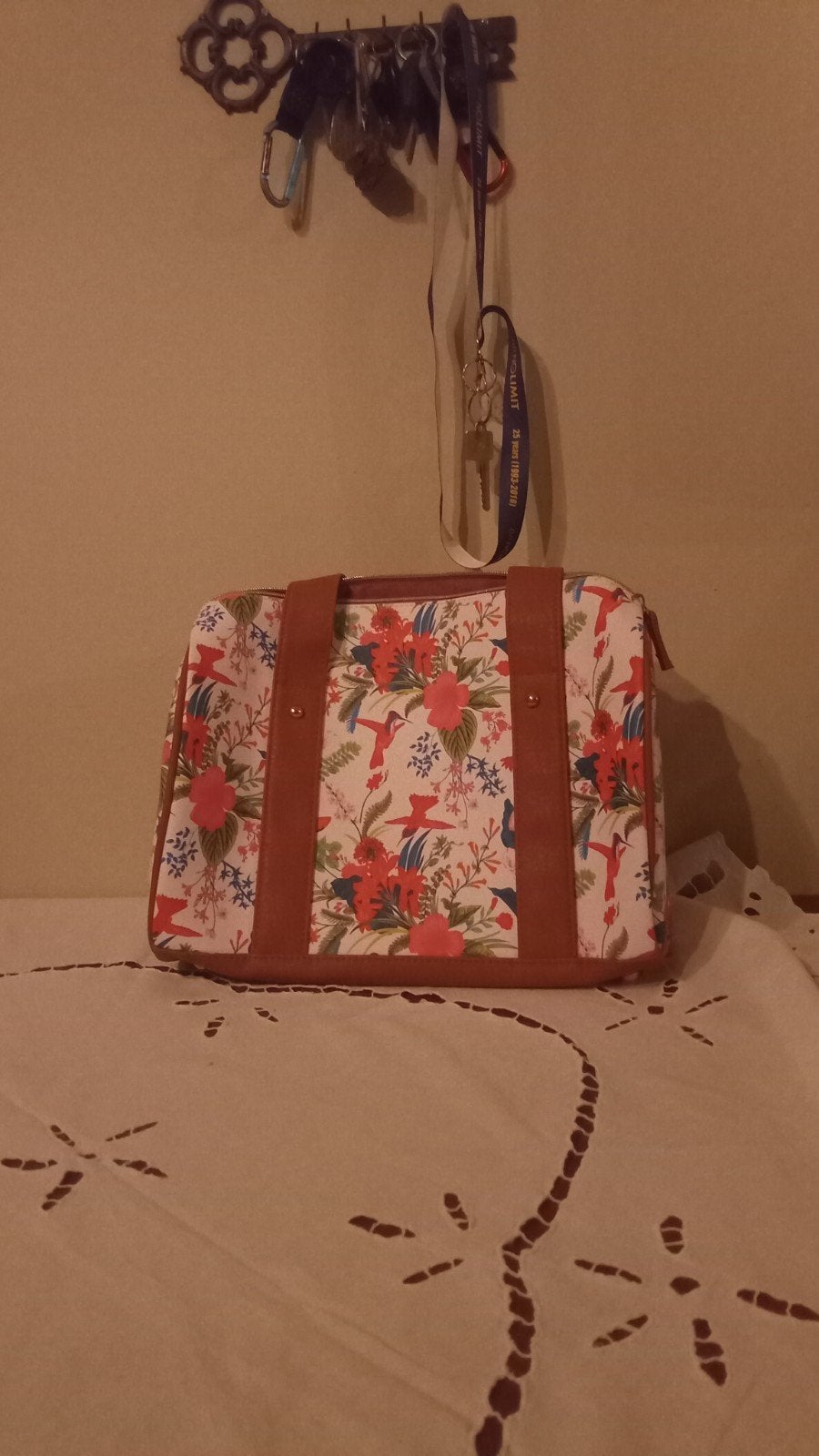 av sac à fleurs  sur fond blanc marque B️, Bijoux, Sacs & Beauté, Trousses de toilette, Enlèvement ou Envoi, Comme neuf, Blanc