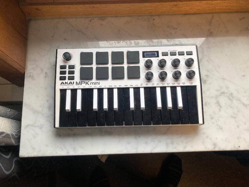 Akai mpk mini midi keyboard, Muziek en Instrumenten, Keyboards, Overige merken, Gebruikt, Aanslaggevoelig, Overige aantallen