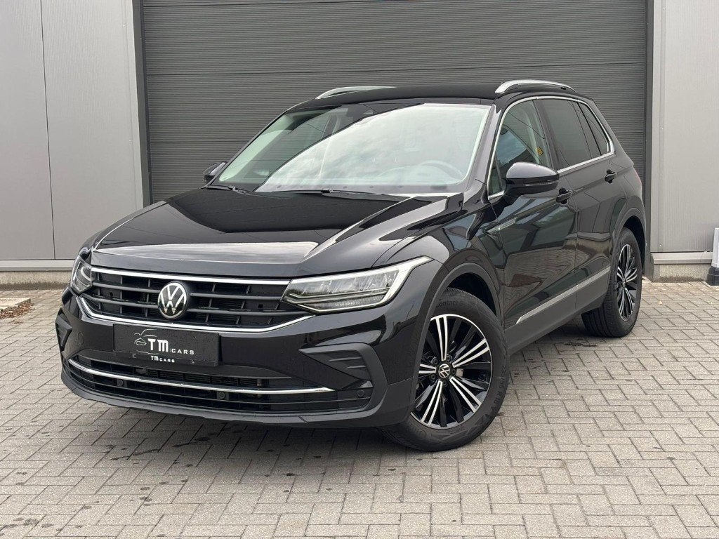 VW Tiguan benzine automaat 17.000km, Autos, Cuir, Entretenue par le concessionnaire, Noir, 5 portes
