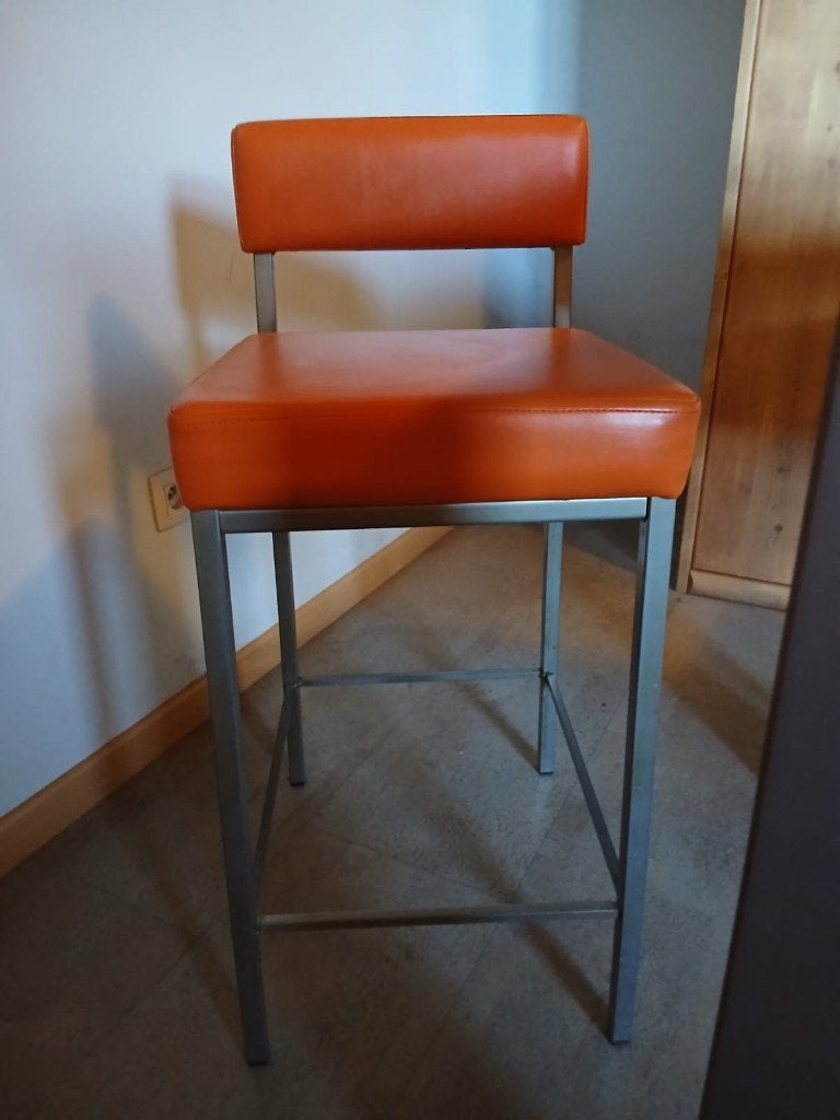 Moderne witte bartafel en 2 oranje barkrukken, Ophalen, Met voetsteun, 60 tot 90 cm, Zo goed als nieuw