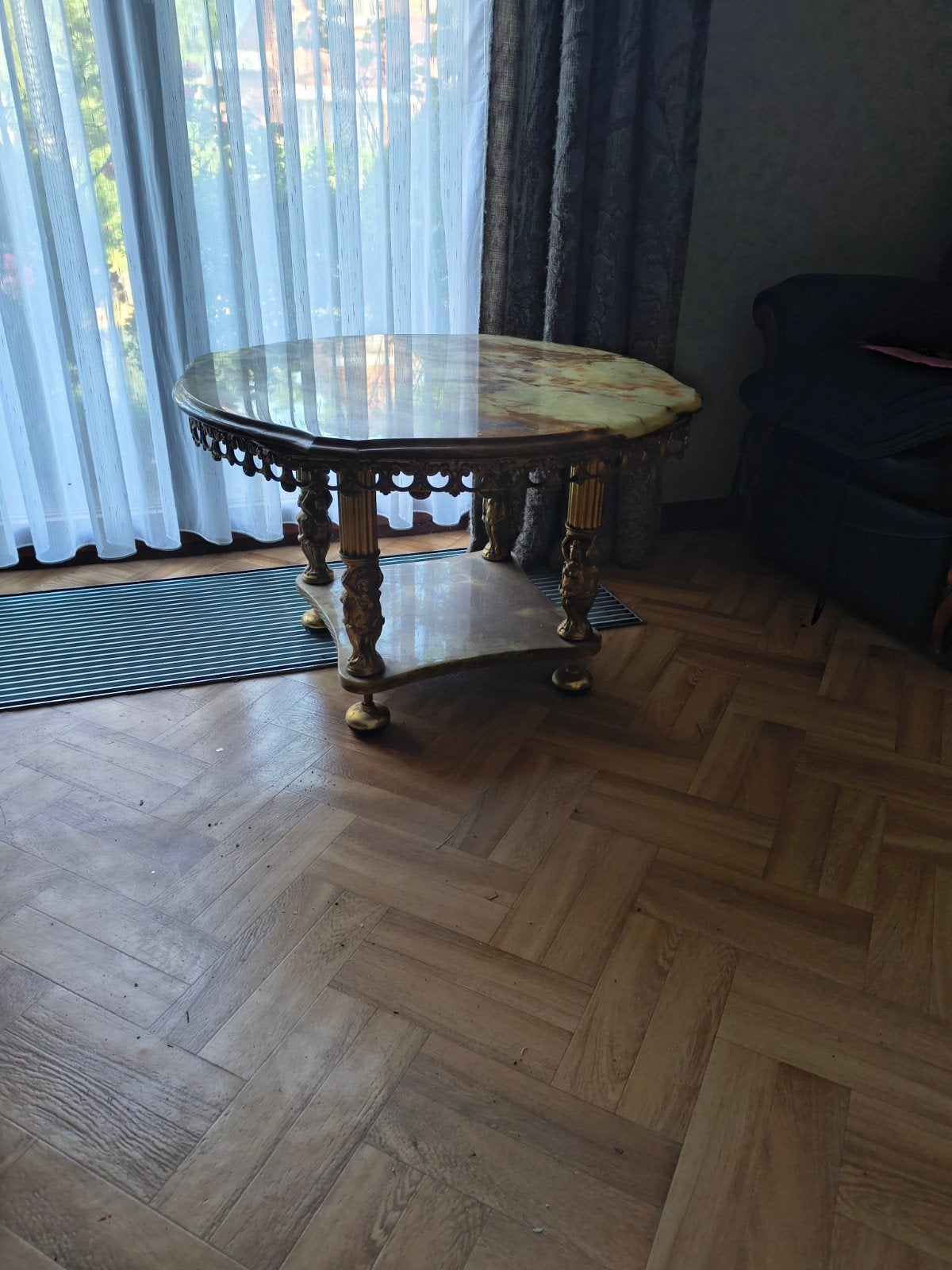 Marmeren salontafel, Enlèvement
