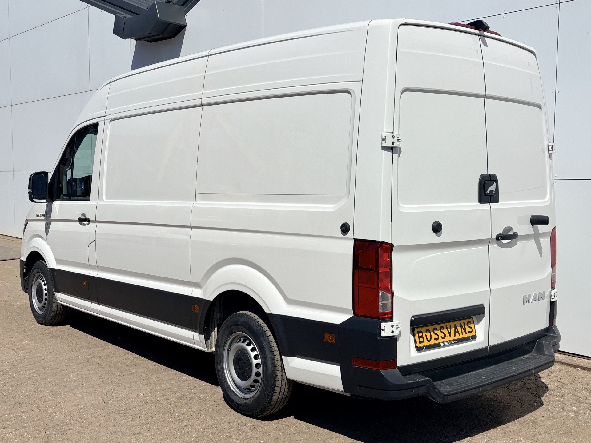 MAN TGE 3.140 2.0 TDI 140PK L3H3 Airco Cruise Control Carpla, Auto's, Voorwielaandrijving, Stof, Gebruikt, Zwart