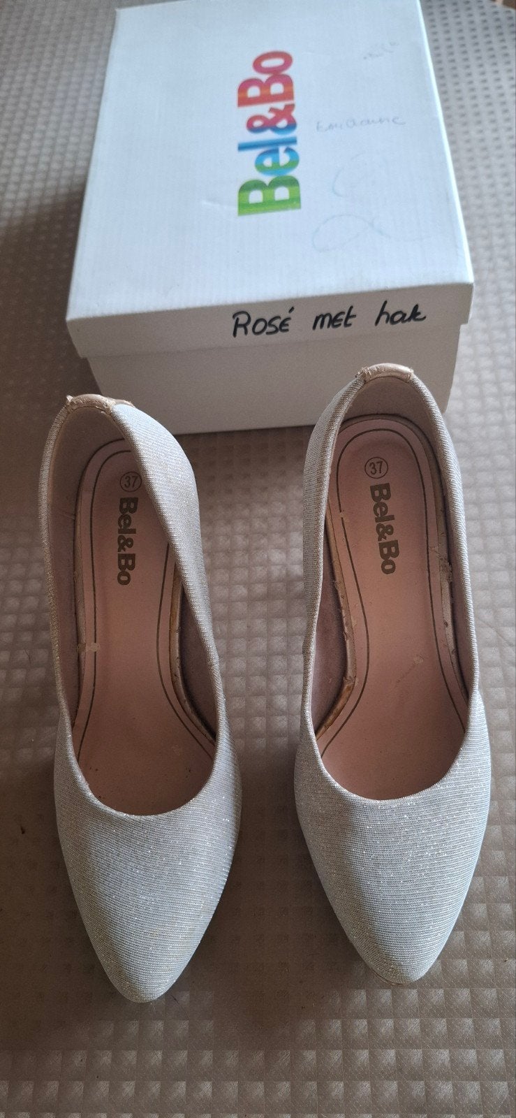Feest schoenen gouden kleur ,hoge haak
Maat 37
Bel&Bo
Prijs, Ophalen