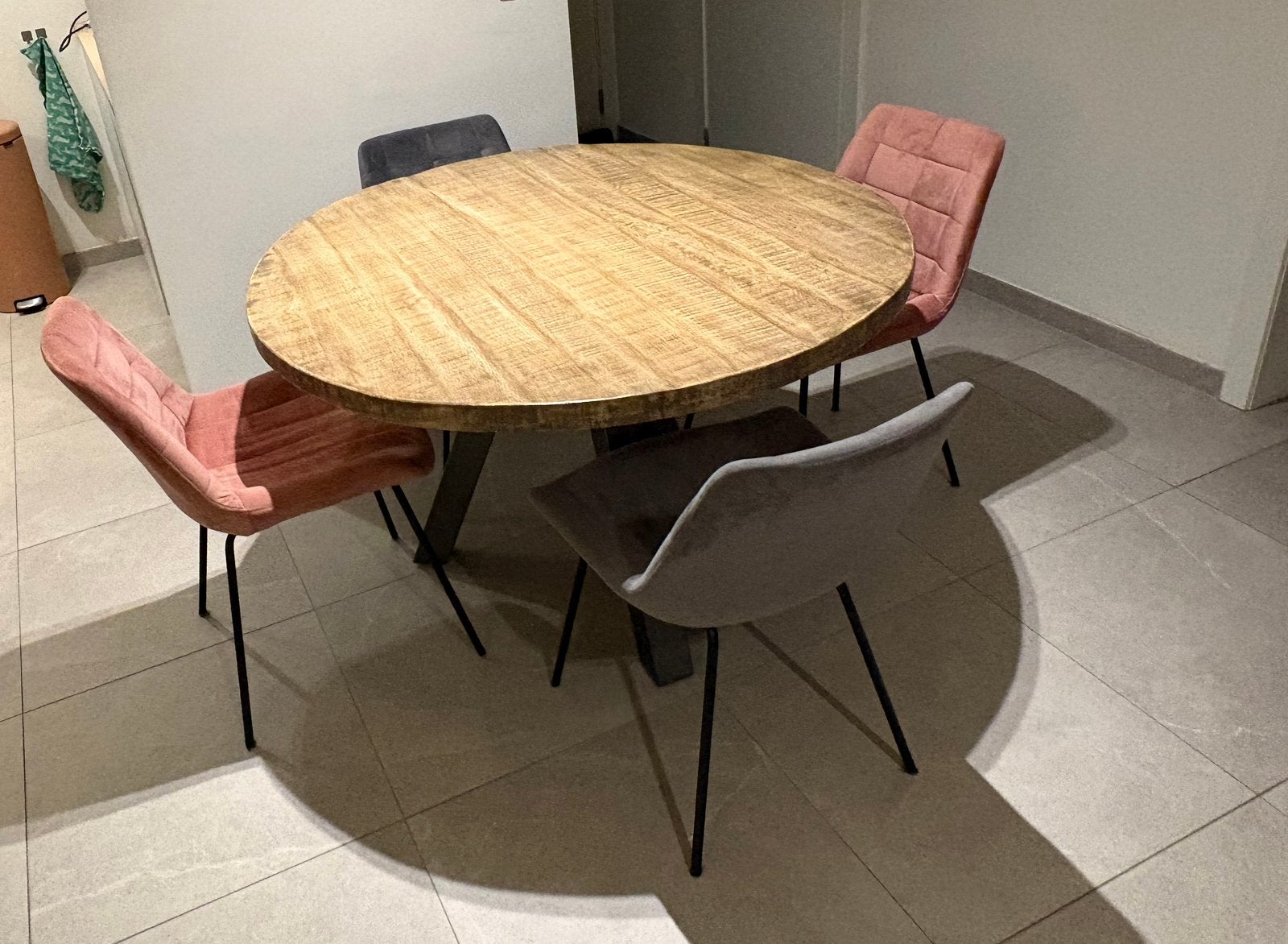 Houten eettafel met 4 velvet stoelen, Ophalen, Zo goed als nieuw