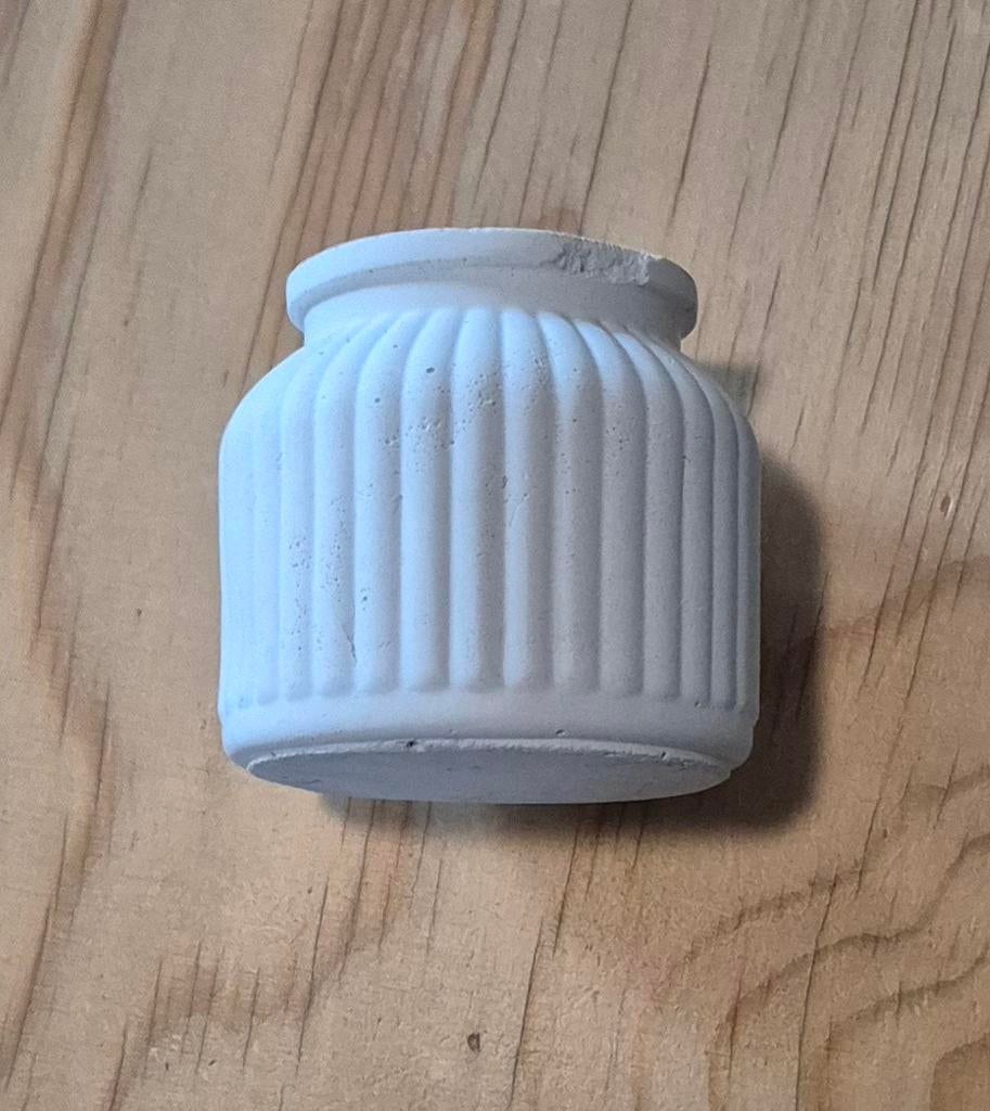 Klein vaasje dat wat stuk lijkt om minder perfect te maken, Ophalen of Verzenden, Zo goed als nieuw, Wit, Minder dan 50 cm