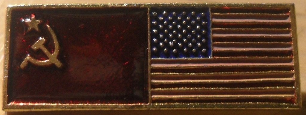 Insigne drapeau URSS - USA, Collections, Enlèvement ou Envoi