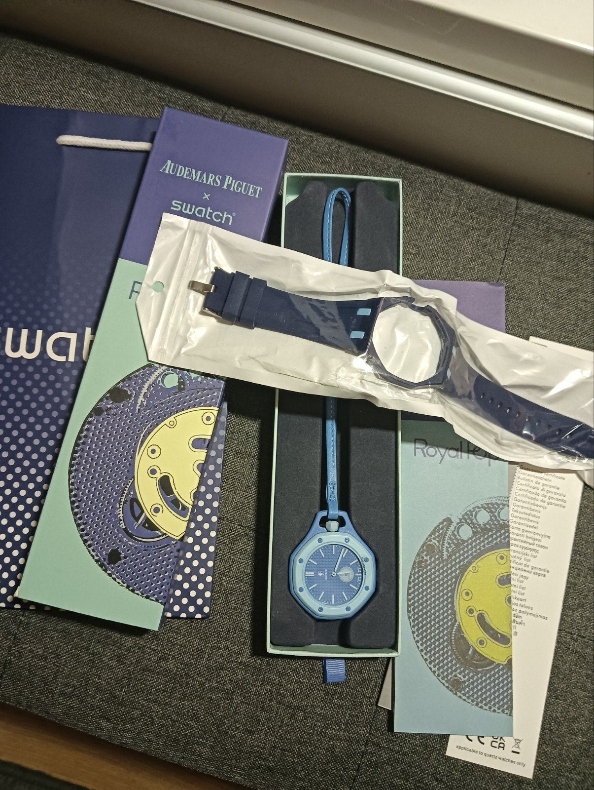 Swatch AP Royal Pop met doos en papieren Gratis band, Ophalen of Verzenden, Swatch