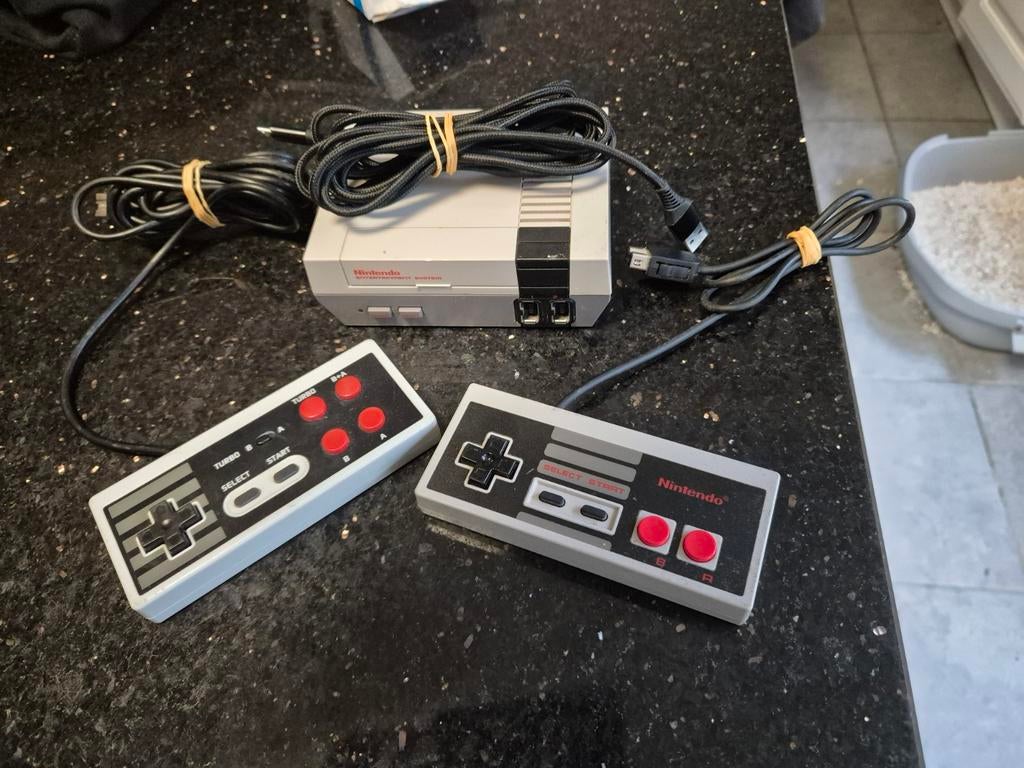 Nintendo nes mini met 30 spellen erop, Games en Spelcomputers, Ophalen of Verzenden, Met 2 controllers