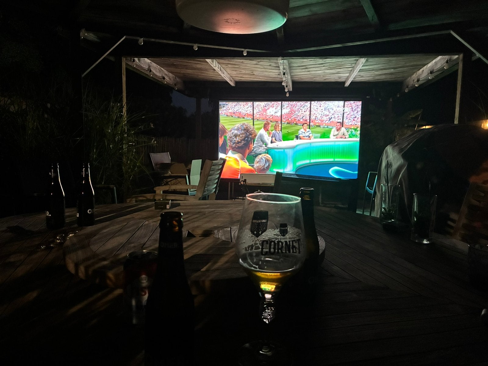 Epson projector + elektrisch 106” scherm – complete set, Ophalen, Elektrisch, Zo goed als nieuw