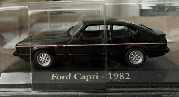 Ford Capri zwart 1982 1:43 Italiaanse kentekens met magazine, Hobby en Vrije tijd, Ophalen of Verzenden