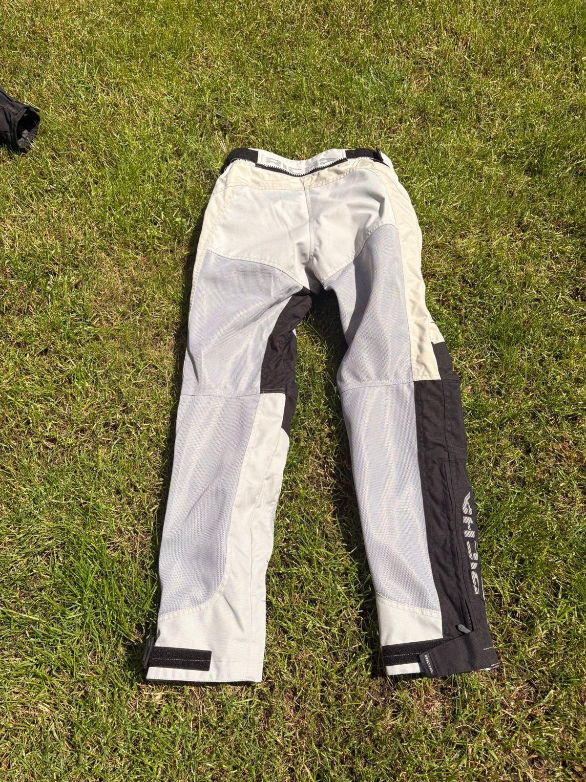 Motorbroek, Motoren, Ophalen