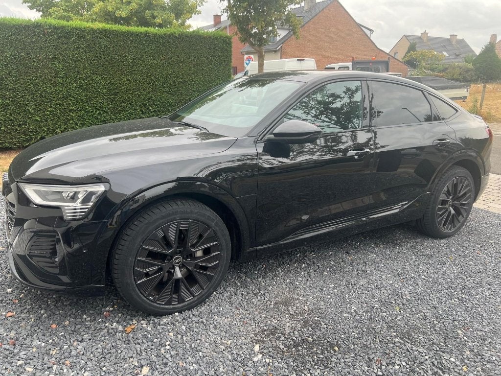 Jonge Audi Q8 etron met perfecte opties., Auto's, Automaat, Dealer onderhouden, Zwart, Q8
