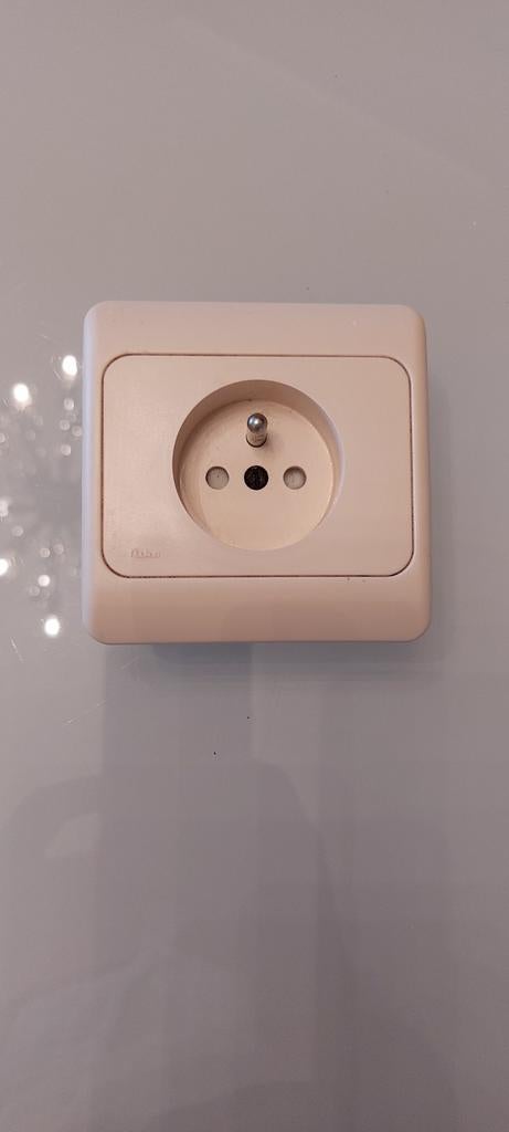 1 prise crème NIKO, Doe-het-zelf en Bouw, Ophalen of Verzenden