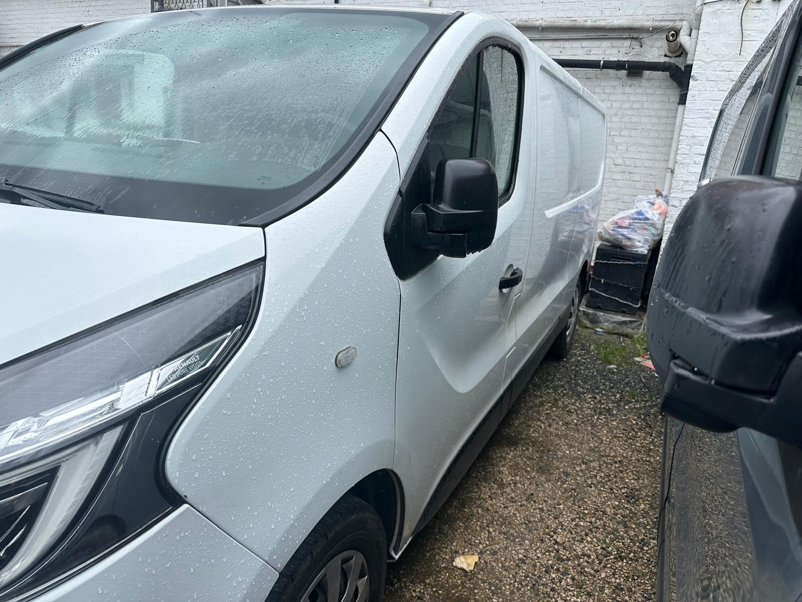 Renault trafic L1h2  100000km plus part fait sur autoroute, Auto's, Voorwielaandrijving, Stof, Zwart, Wit