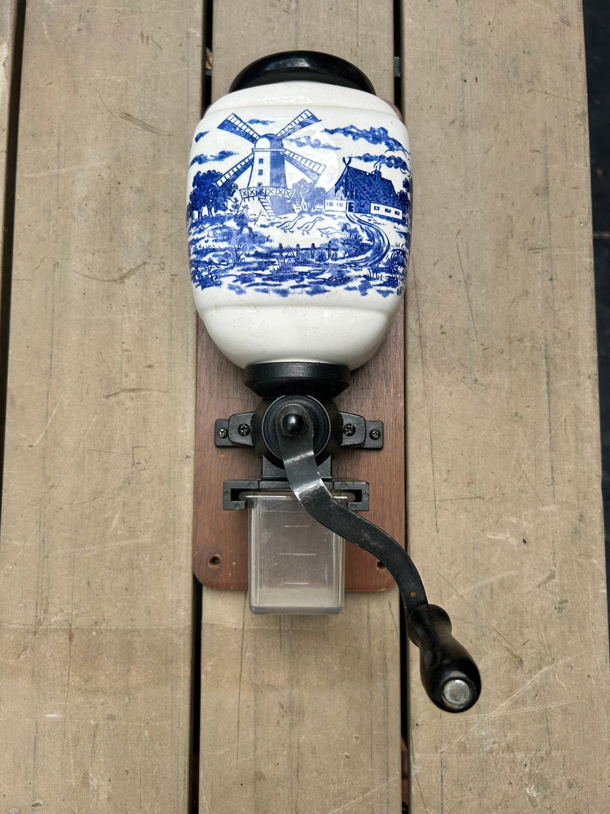 Hangende koffiemolen, Enlèvement