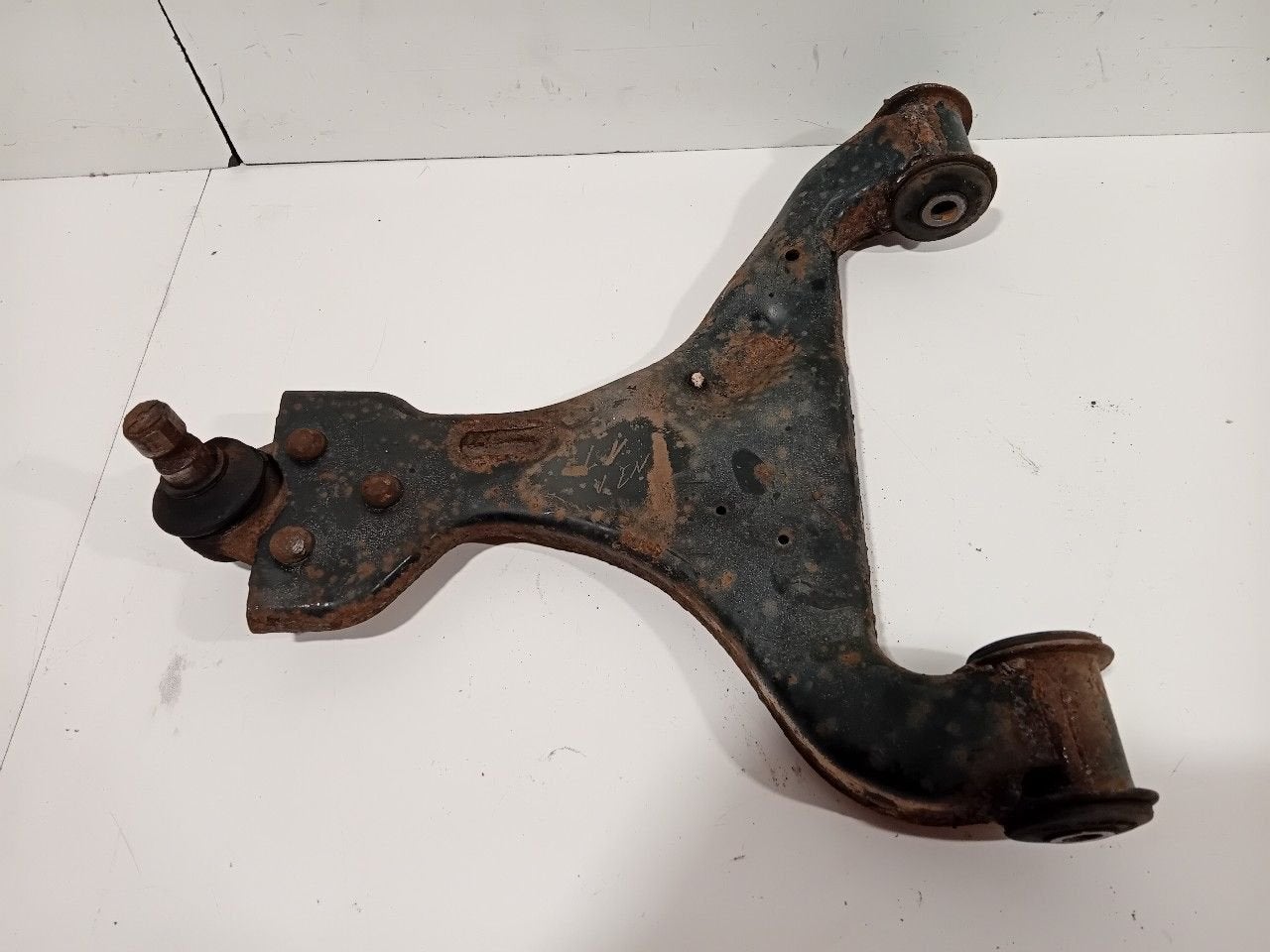 Draagarm links voor Mercedes-Benz Vito, Onderdelen@venauto.nl, Van der Ven Autorecycling B.V., Gebruikt, Ettenseweg 76, 4706 PB Roosendaal, The Netherlands