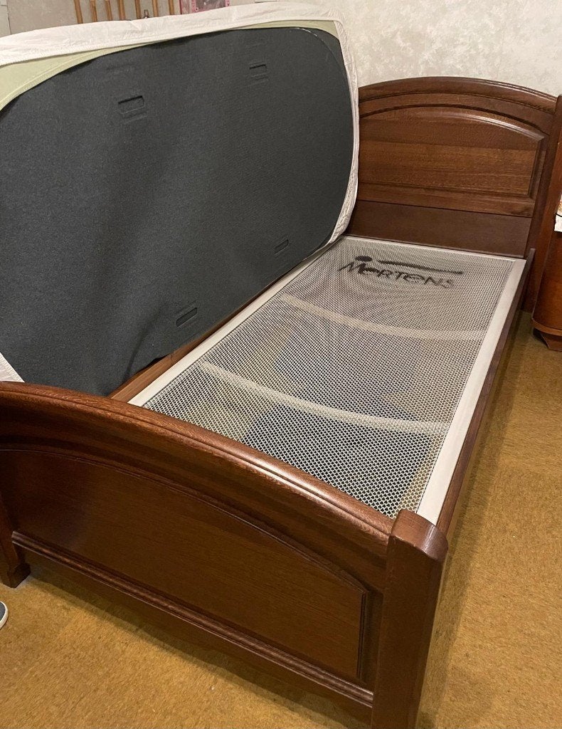 Eenpersoonsbed met matras, Huis en Inrichting, Slaapkamer | Matrassen en Bedbodems, Ophalen, 90 cm, Eenpersoons, Zo goed als nieuw