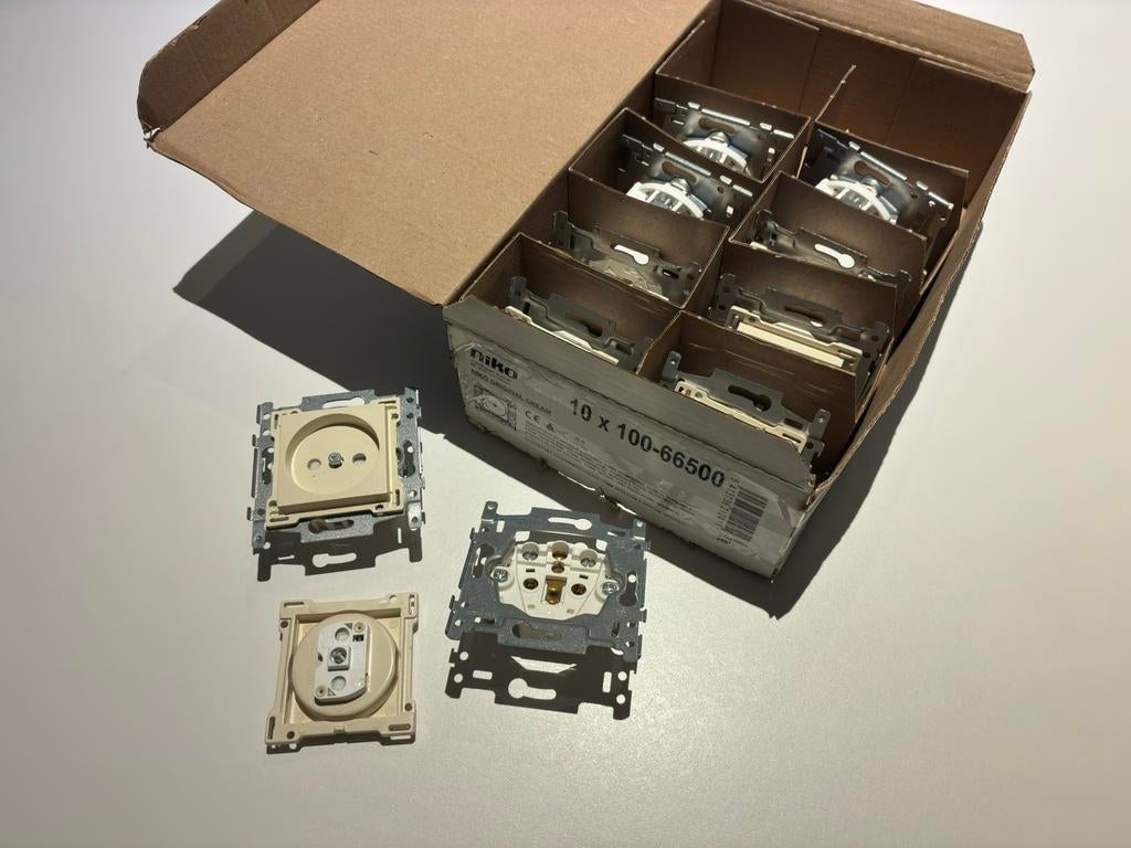 10x Niko 100-66500 Creme (stopcontact met centerplaat), Ophalen of Verzenden, Nieuw, Stopcontact