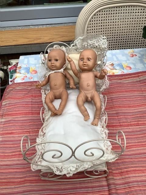 oud ijzeren poppenbedje + 3 poppen +oude bedden goed, Antiek en Kunst, Antiek | Speelgoed, Ophalen of Verzenden