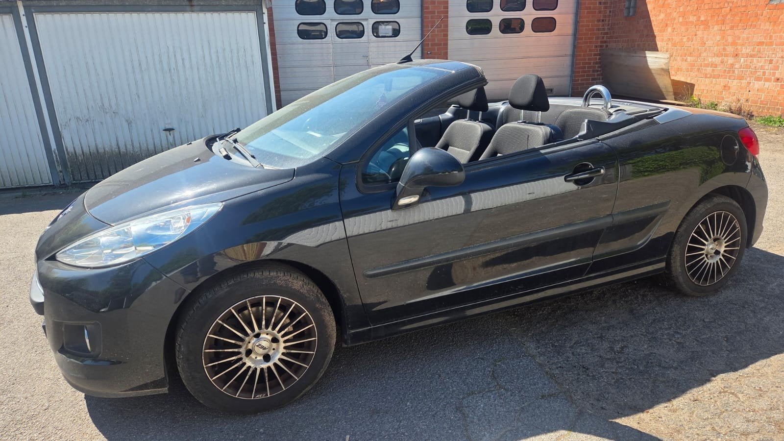 PEUGEOT 207 1.6 BENZIN  BJ2010 KM 197000, Auto's, Peugeot, Euro 5, Cabriolet, Zwart, Bedrijf