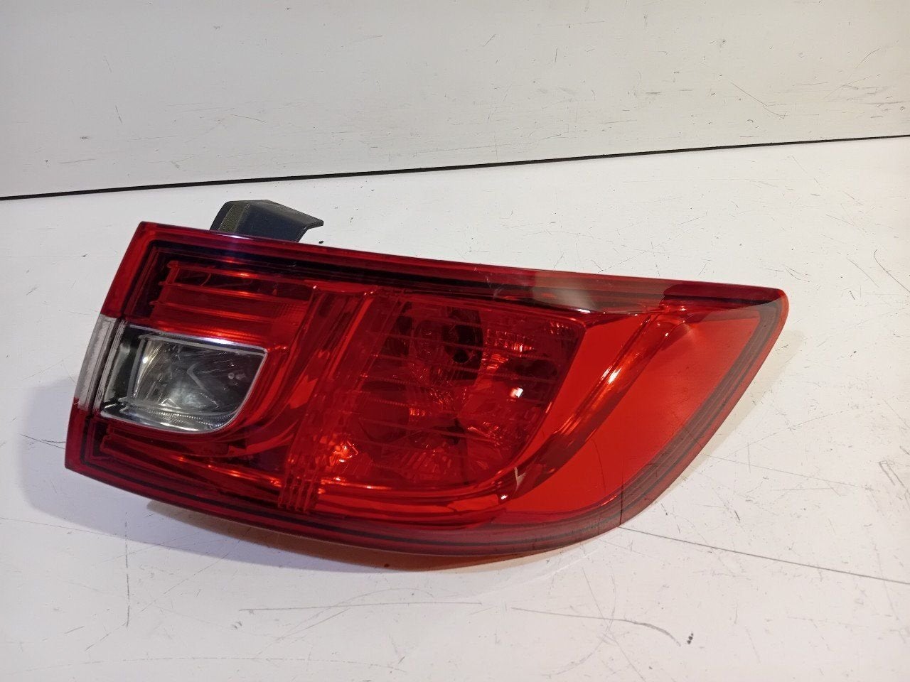 Achterlicht carrosserie rechts Renault Clio, Onderdelen@venauto.nl, Van der Ven Autorecycling B.V., Ettenseweg 76, 4706 PB Roosendaal, The Netherlands