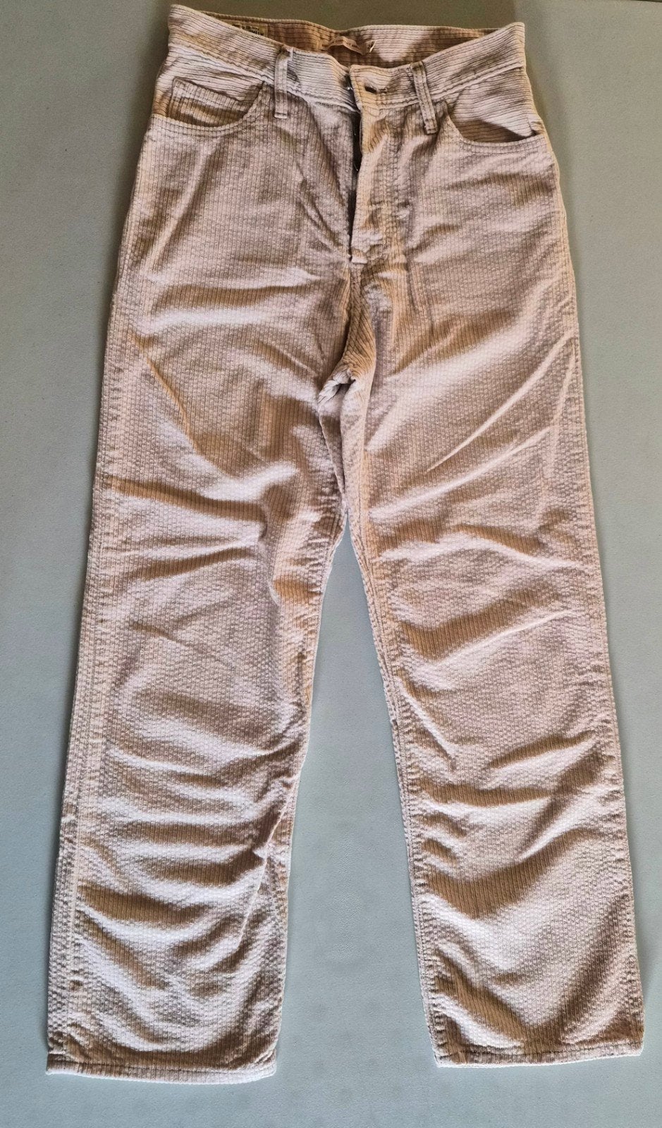 Geribbelde broek Levi's, W28 L29, Maat 38/40 (M), Beige, Ophalen of Verzenden, Lang
