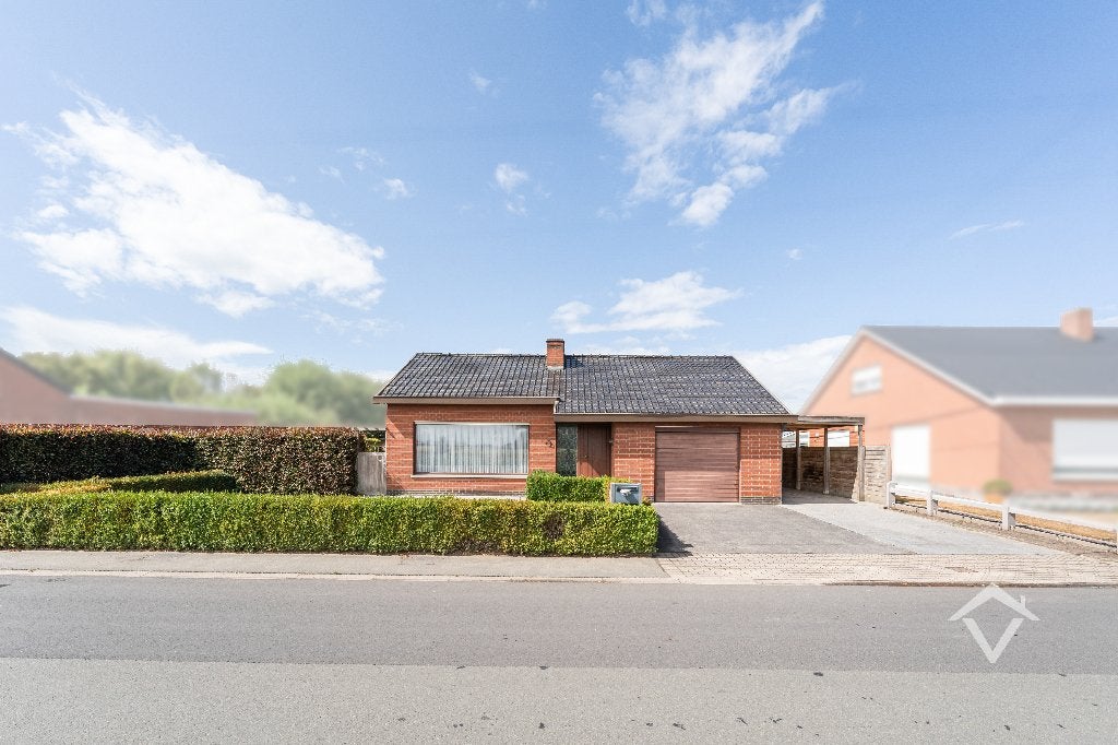 Alleenstaande woning met 3 slaapkamers en garage te Torhout, Immo, Huizen en Appartementen te koop, 433 kWh/m²/jaar, 500 tot 1000 m²