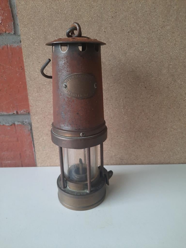 Ancienne lampe de mineur, Enlèvement