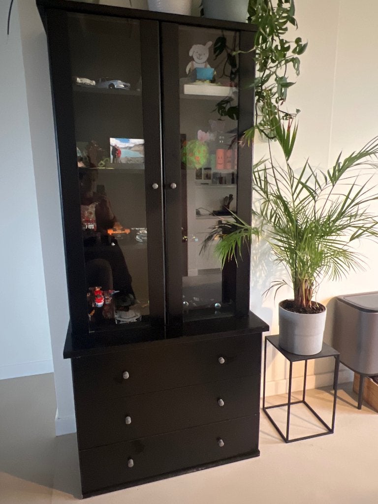 Zwarte vitrinekast / bibliotheekkast, Ophalen, Gebruikt, Met lade(s), 50 tot 100 cm