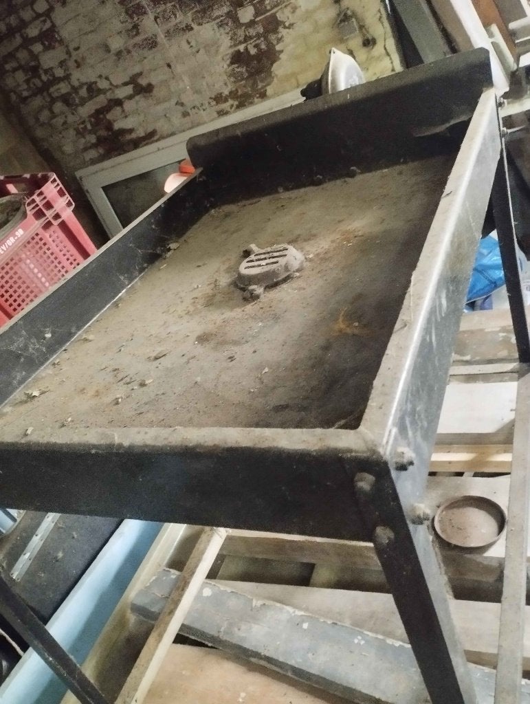 Ancienne forge à charbon avec soufflerie manuelle, Enlèvement, Utilisé