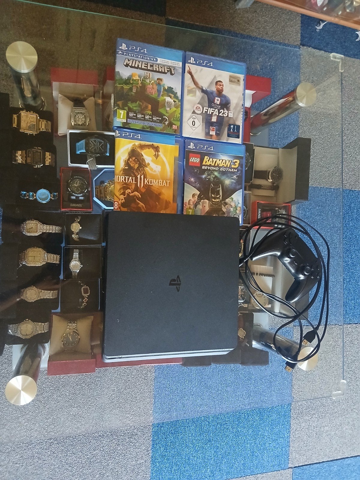 PLAYSTATION 4  PLUS CONTROLER MET ALLR KABELs, Games en Spelcomputers, Ophalen, Zwart, Met games, Zo goed als nieuw