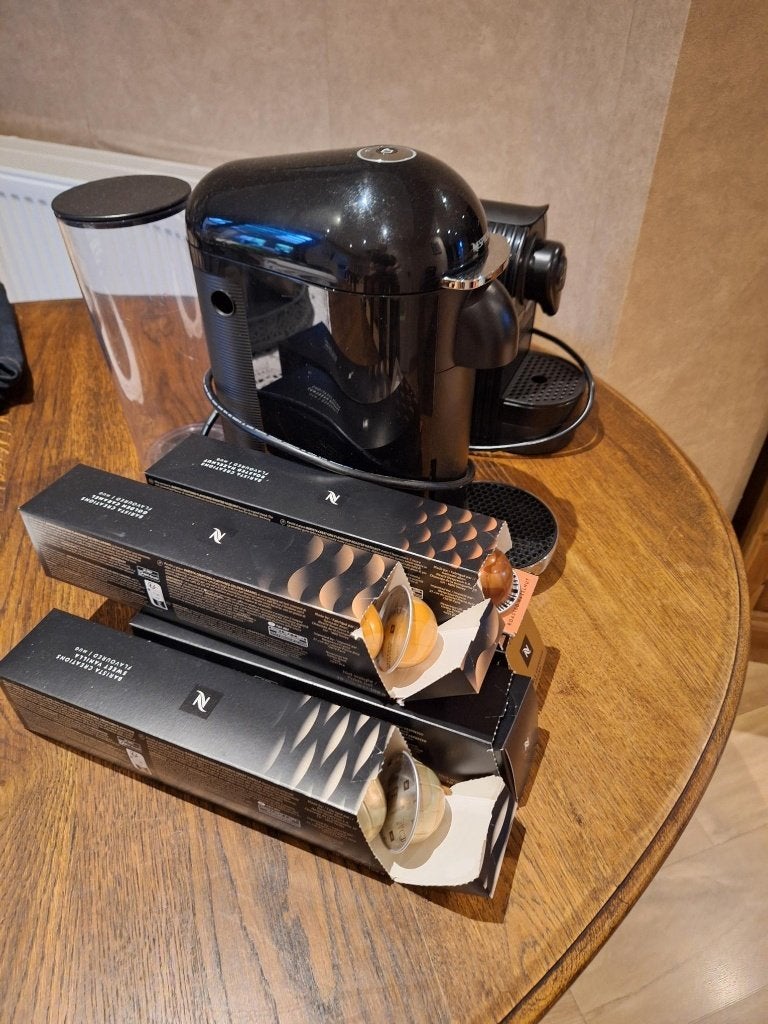 Nespresso Vertuo, Elektronische apparatuur, Koffiezetapparaten, Ophalen, Espresso apparaat, Zo goed als nieuw, Koffiepads en cups