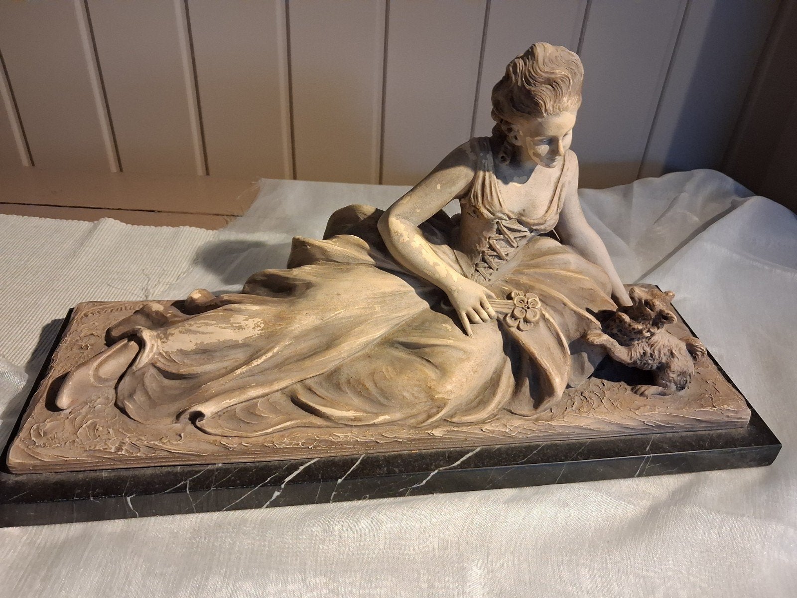 terracotta beeldje op marmeren sokkel., Antiek en Kunst, Ophalen