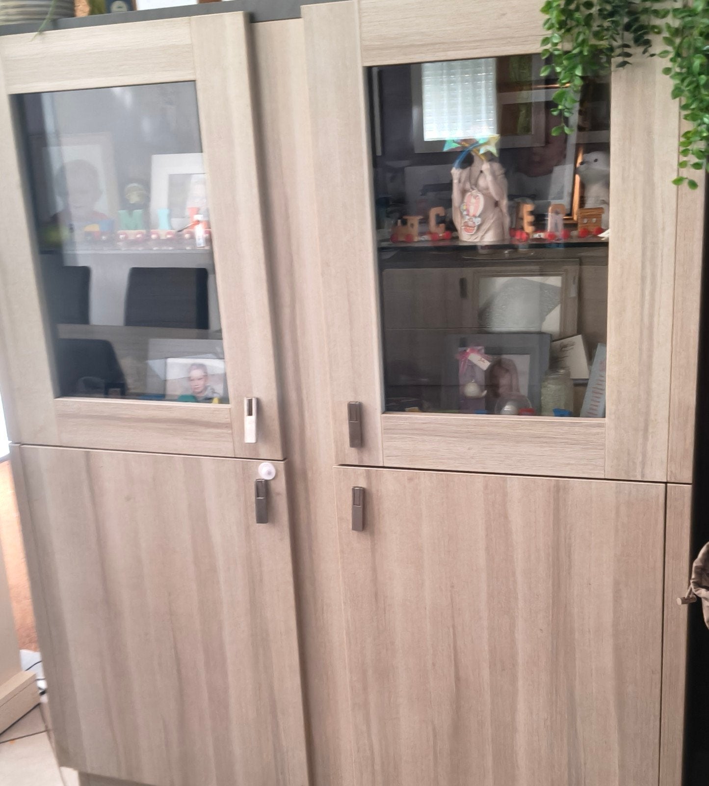 Moderne en stevige dressoir en vitrine kast, Huis en Inrichting, Ophalen