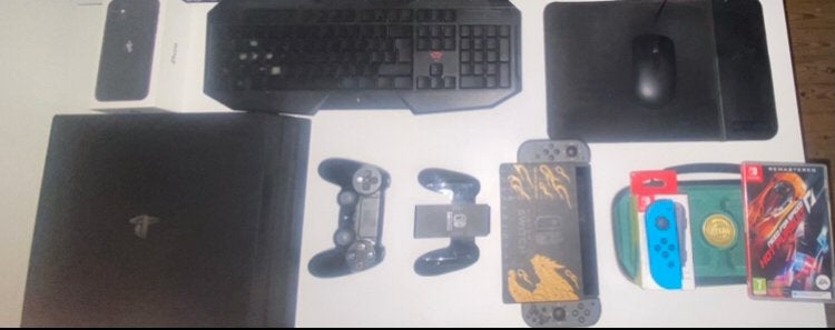 PlayStation 4 pro + iPhone 11 + Nintendo Monster Hunter Rise, Games en Spelcomputers, Ophalen, Zo goed als nieuw, Controller, PlayStation 4