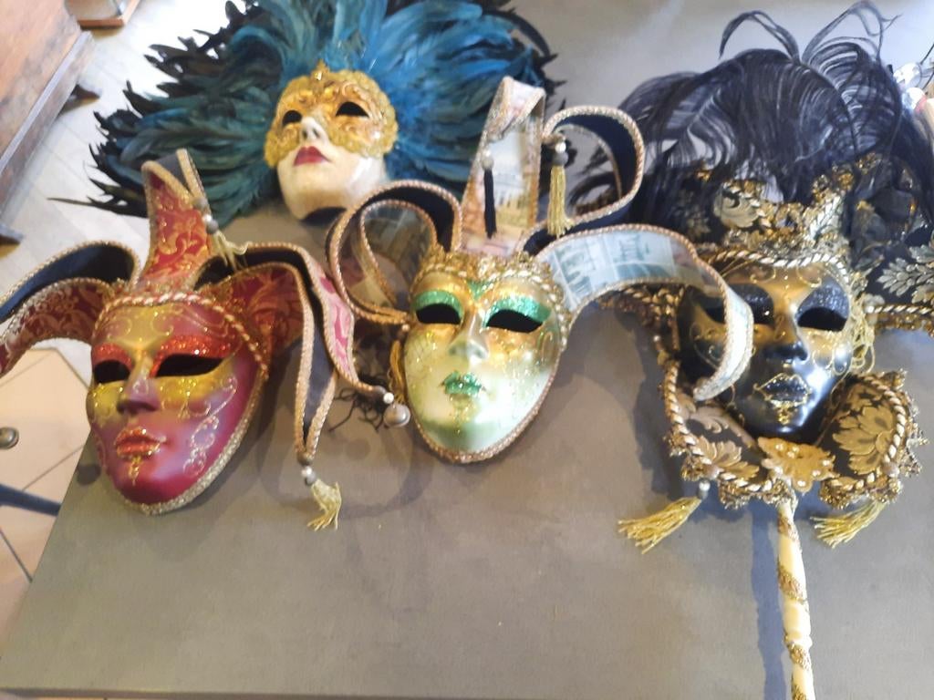 Vend masque de venise, Enlèvement
