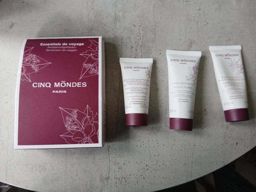 Coffret Cinq Mondes  Essentiels de Voyage format voyage, Bijoux, Sacs & Beauté, Beauté | Cosmétiques & Maquillage, Enlèvement ou Envoi