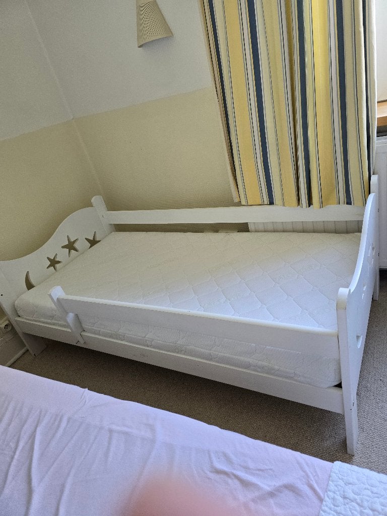 lit enfant  avec matelas 75 x 150, Enfants & Bébés, 70 à 85 cm, Comme neuf, 140 à 160 cm, Enlèvement