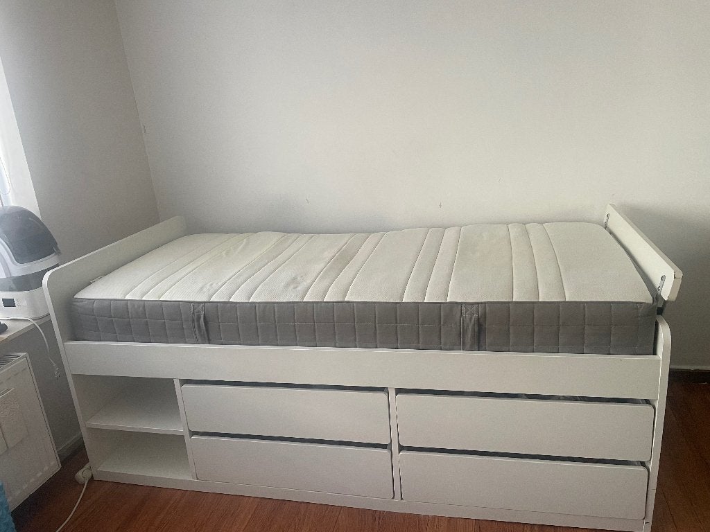 Eenpersoons bed Ikea släkt bed + lattenbodem + zijsteun, Kinderen en Baby's, Kinderkamer | Bedden, Ophalen, Zo goed als nieuw