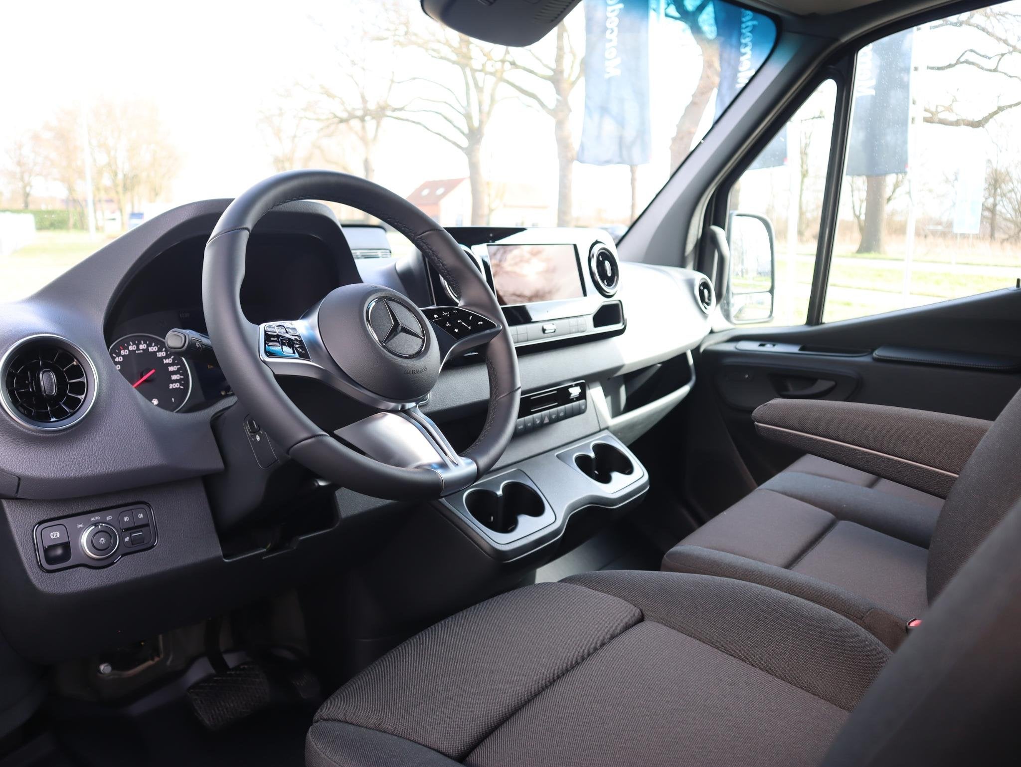 Mercedes-Benz Sprinter 319 CDI L2H2 SELECT DISTRONIC 2x SCHU, Automaat, 4 cilinders, Zwart, Mercedes-Benz