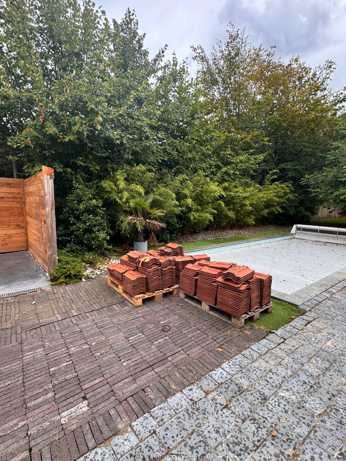 Drie palletten dakpannen, Tuin en Terras, Tegels en Klinkers, Ophalen, Gebruikt, Keramiek, Overige typen