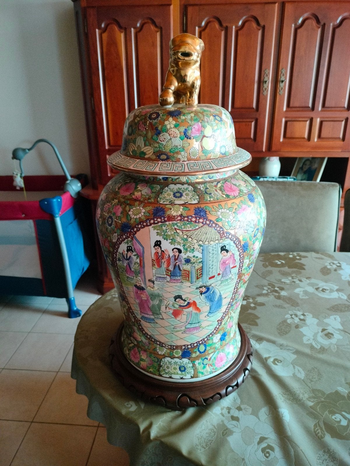 chinese vaas op houten voet, Enlèvement