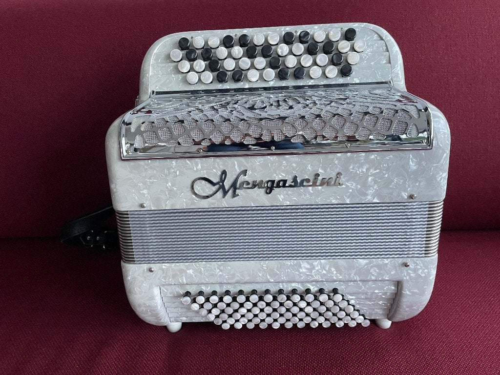 Kleine Mengascini kopaccordeon.DO1.72 bas .Nieuw., Muziek en Instrumenten, 72-bas, Ophalen of Verzenden, Knopaccordeon, Met koffer