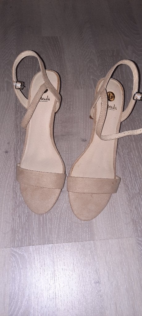 Mooie nieuwe schoenen la strada maat 40, La strada, Beige, Nieuw, Ophalen of Verzenden