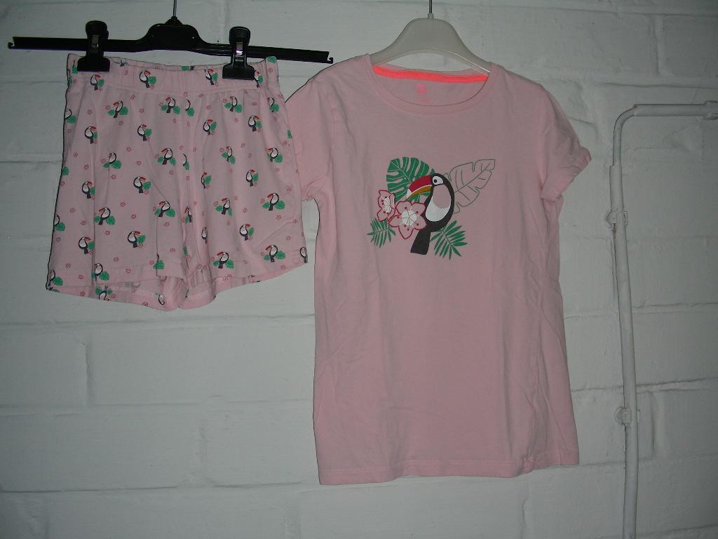 Roze pyjama met toekans, korte mouwen & broek, Hema, 146/152, Kinderen en Baby's, Kinderkleding | Maat 146, Nacht- of Onderkleding