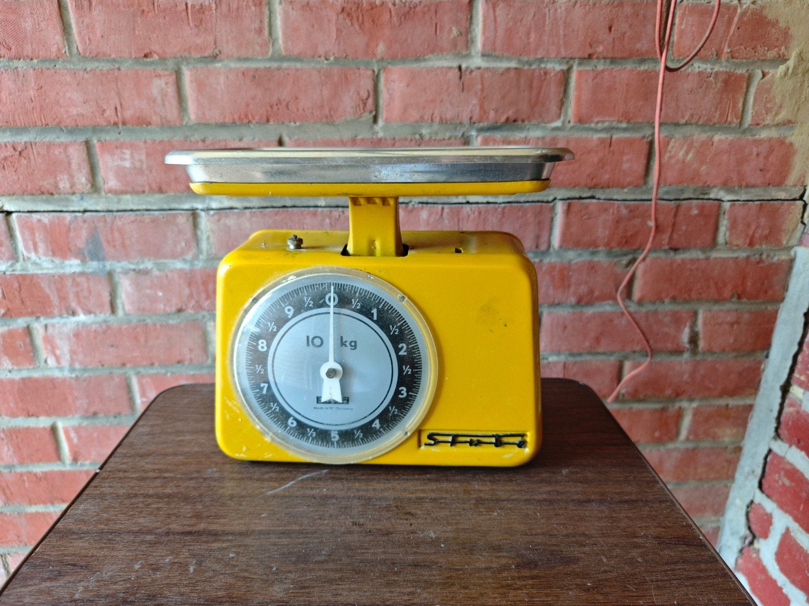 Antieke retro wegschaal geel old, Ophalen