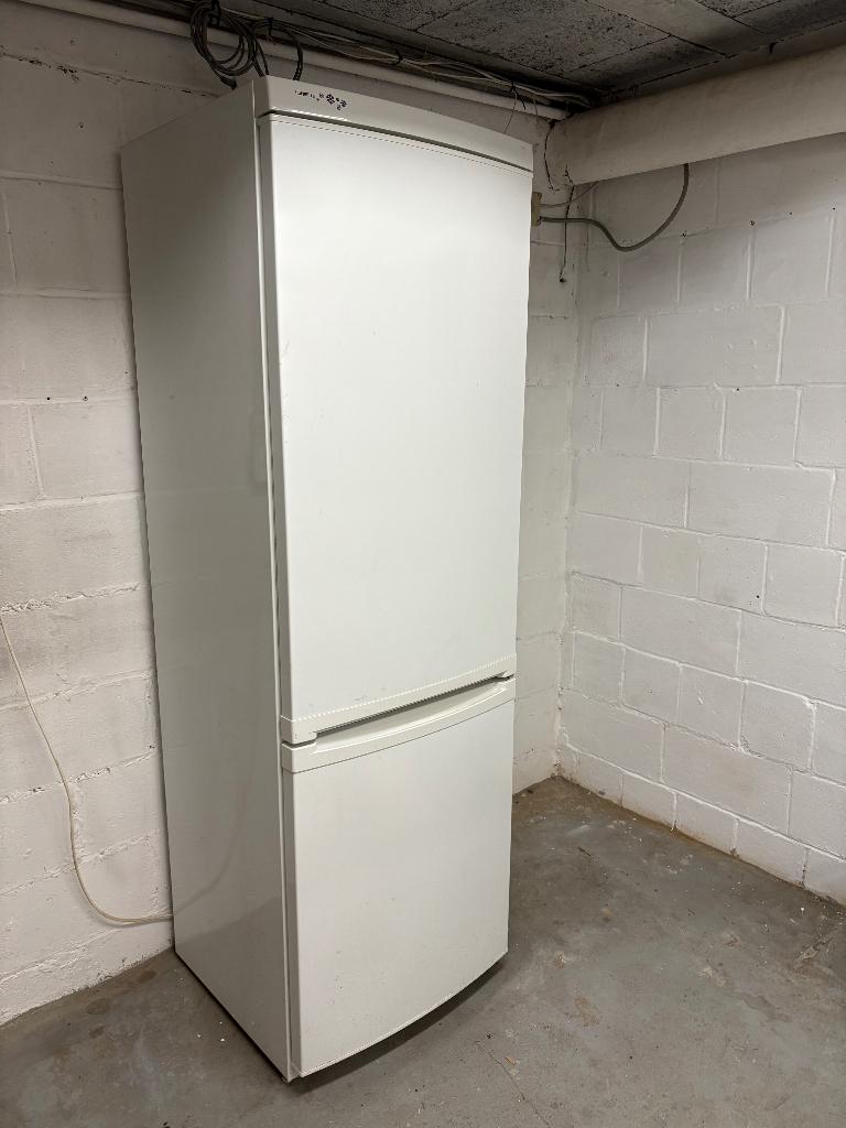 Frigo combiné ZANUSSI  zrb634fw, 160 cm ou plus, Comme neuf, Enlèvement, 200 litres ou plus