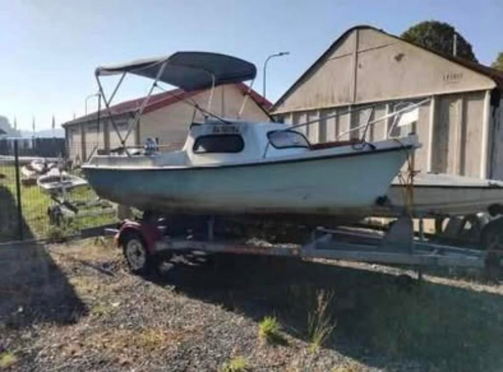Bateau moteur avec remorque