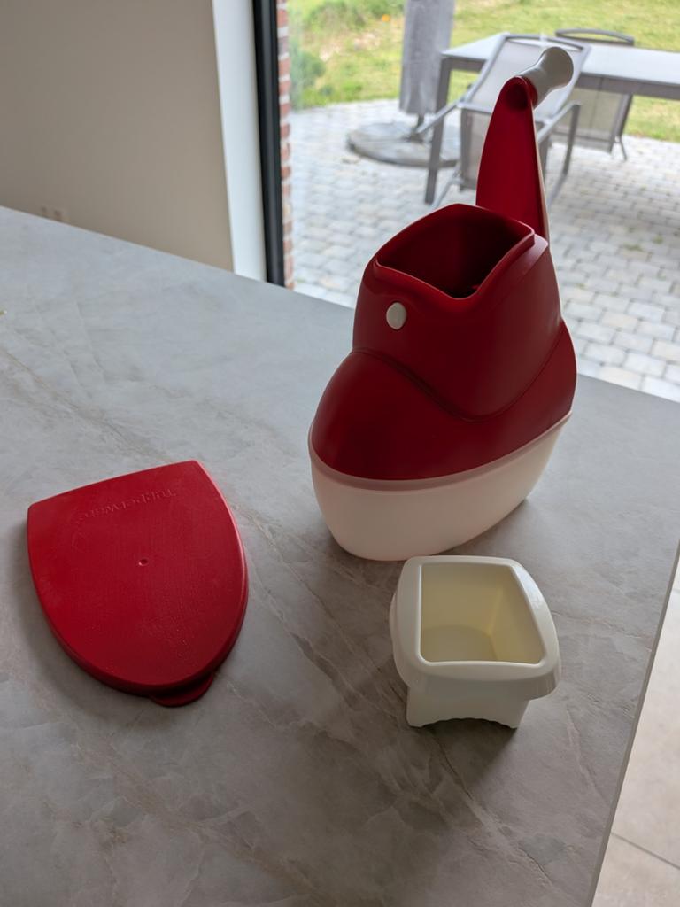 Tuperware kaasrasp, Ophalen