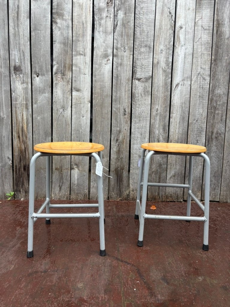 Vintage grijze krukken 50 cm zithoogte (40 op voorraad)